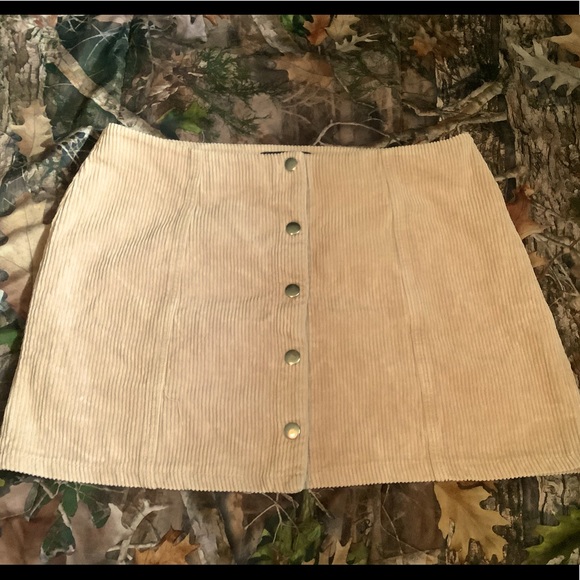 MINI SKIRT ALERT 🚨 - Picture 2 of 3